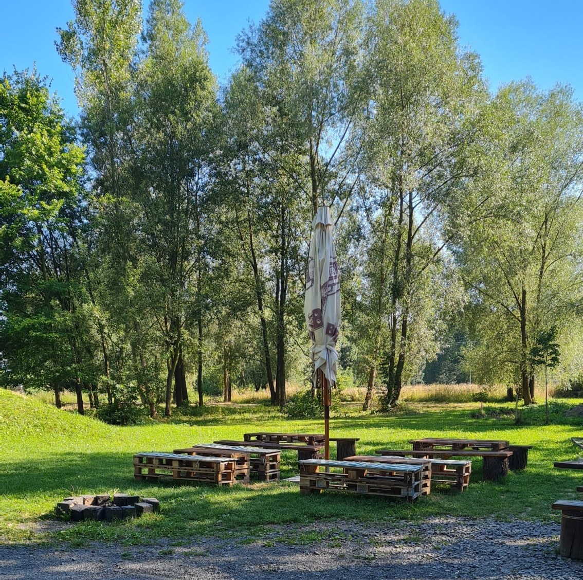 Malovaný kiosek s mlýnským kolem